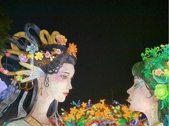 _迪士尼恐龙主角是什么龙_南宫新春灯会老年